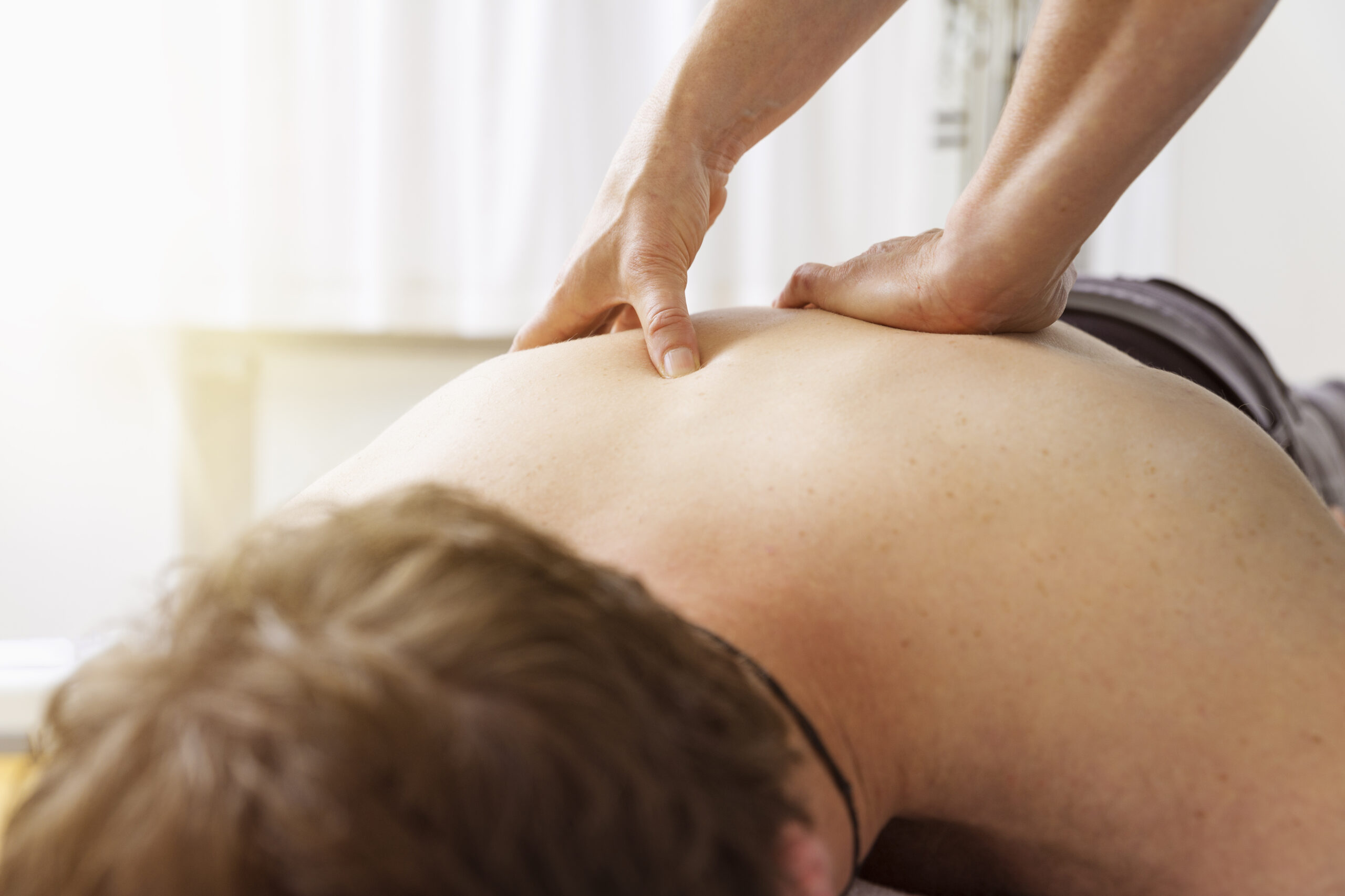 masaż tkanek głębokich - odpowiednia siła nacisku w wolnym tempie